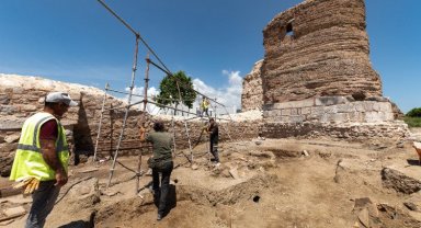 Tarihi surlarda 'mezarlık' gizemi!