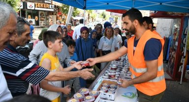 Belediye ekiplerinden Çayırovalılara aşure ikramı