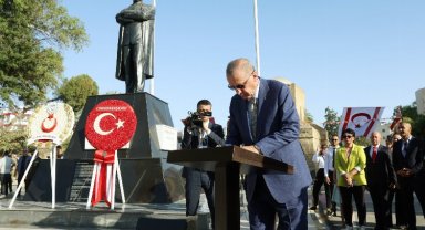 Cumhurbaşkanı Erdoğan, Lefkoşa'daki Atatürk Anıtı'nı ziyaret etti