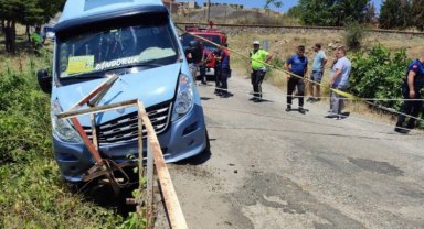 Edirne Keşan'da yolcu minibüsü dereye uçmaktan kurtuldu!