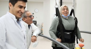 Kuveytli hasta Türkiye'de 'robot' desteğiyle yeniden doğdu