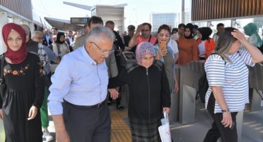 Memduh Büyükkılıç'tan tramvayla şehir turu