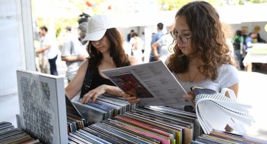 Kadıköy'de plaklar Barış Manço anısına dönüyor