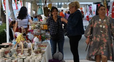 Adana Kadın Emeği Pazarı'nda el emeği ürünler satışta