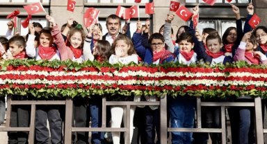 Bakan Tekin öğrencilerle 1'inci Meclis'te