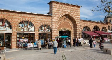 Bursa'da Tarihi Bakırcılar'da vitrin yenileniyor