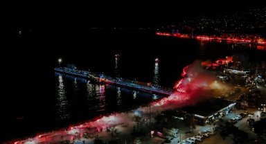 Gemlik'te binlerce meşale Cumhuriyet için yakıldı