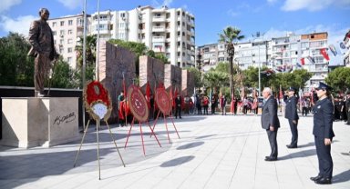İzmir Karabağlar'ın yeni meydanında çelenkler sunuldu