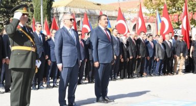 Malatya'da 29 Ekim coşkusu çelenkle başladı