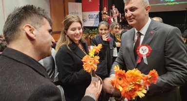 Ali Yıldırım Sezer'den öğretmenlere çiçekli kutlama