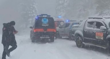 Bolu'da kar ve tipi nedeniyle turistler mahsur kaldı