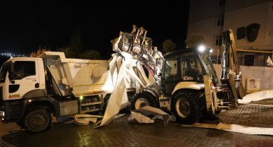 Gemlik'te çatısı uçan okula belediye ekiplerinden müdahale