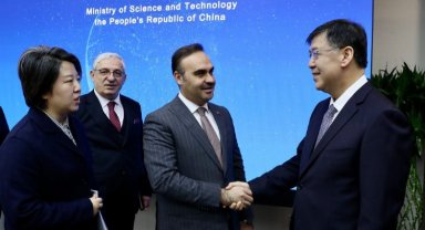 Bakan Kacır Çin'li mevkidaşlarıyla buluştu