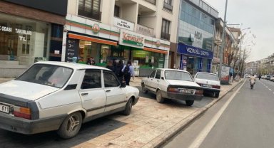 Düzce'de kaldırımlar otopark oldu!