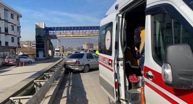 Düzce'de otomobil tıra çarptı: 2 yaralı