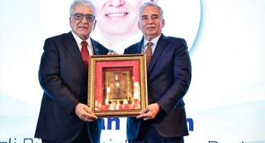 Osman Zolan'a Avrasya Hizmet Ödülü