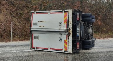 Virajı alamayan kamyon yan yattı: 2 yaralı