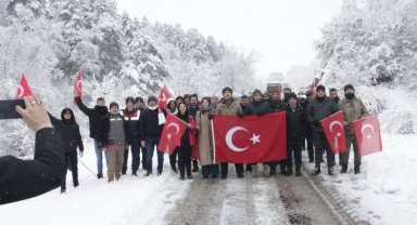 Bilecik'te karlı havada şehitler için yürüdüler