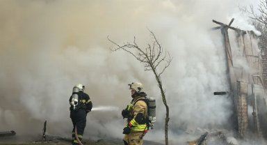Düzce'de 2 katlı ev alev alev yandı