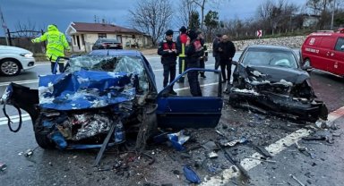 Düzce'de 2 otomobil çarpıştı: 1 ölü, 3 ağır yaralı