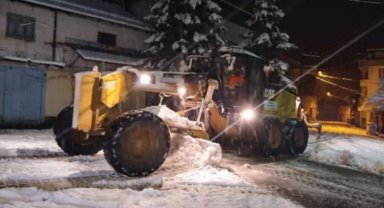İnegöl'de gece boyu kar temizliği