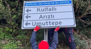 Kocaeli'de yıpranan yön ve trafik levhalarını yeniliyor