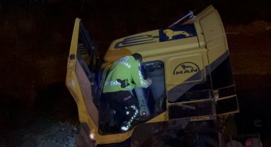 Tır şarampole devrildi: 1 yaralı