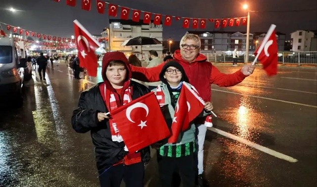 Kocaeli kırmızı beyaza büründü: Milli coşku zirvede