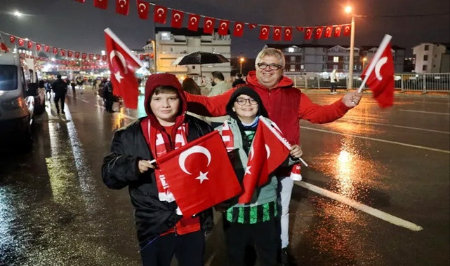 Kocaeli kırmızı beyaza büründü: Milli coşku zirvede