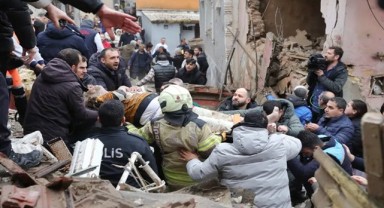 Fatih’te bina çöktü: 1 ölü, 10 yaralı