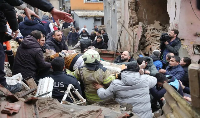 Fatih’te bina çöktü: 1 ölü, 10 yaralı