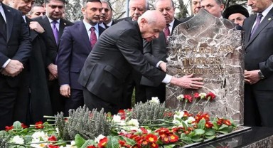 Bahçeli’den Türkeş’in kabrine anlamlı ziyaret