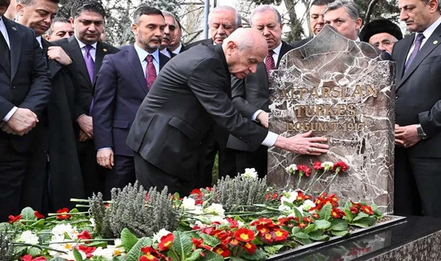 Bahçeli’den Türkeş’in kabrine anlamlı ziyaret