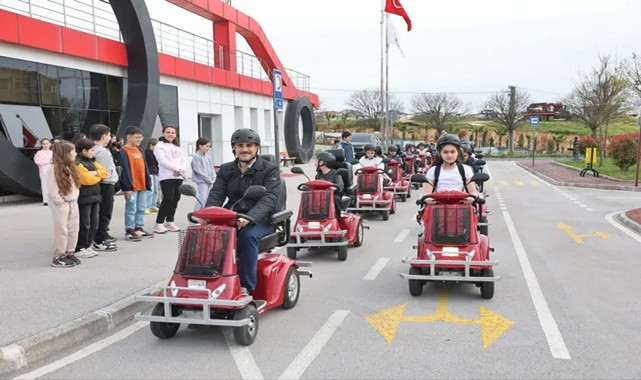 Minikler Trafik Parkı’nda kuralları eğlenerek öğrendi