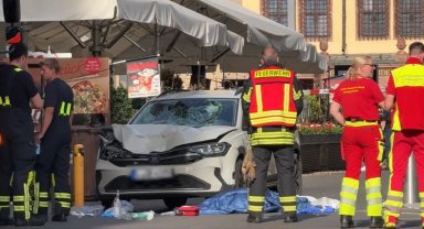 Almanya'da araç yayalara daldı! 2 ölü, çok sayıda yaralı var