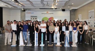 Öğrencilerden Dünyaca Ünlü Yapılara Deprem Testi