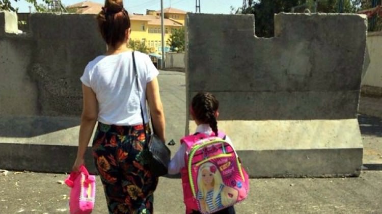 Beton Bariyerler Arasında Okula Gidiyorlar