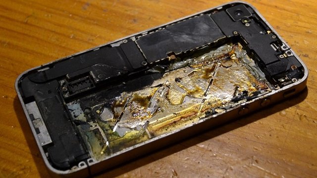 iPhone 6 Plus Şarj Edildiği Sırada Patladı! İşte Nedeni ?