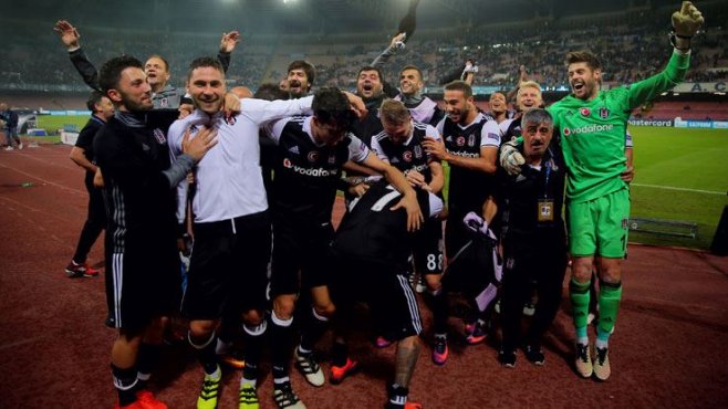 Dünya Beşiktaş'ın Napoli karşısında aldığı zaferini konuşuyor !