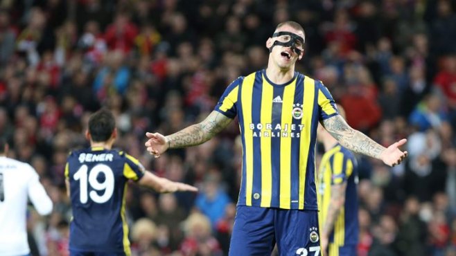 Fenerbahçe taraftarı,Old Trafford'da yönetim istifa sesleri!