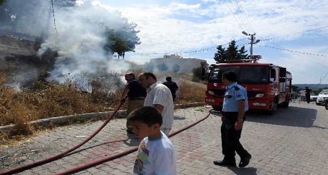 Çeşme ilçesinde, yerleşim yerlerinin yakınında çıkan yangın korkuya neden oldu