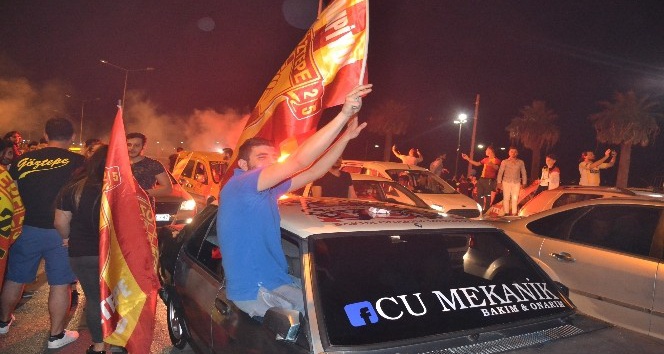 Eskişehirspor’u mağlup ederek şampiyonluğunu ilan eden Göztepe’nin taraftarları kutlama yaptı
