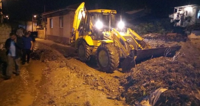 İftar saatinde başlayan ve 1 saat kadar süren yağış sonucunda çatılar uçtu, ağaçlar devrildi