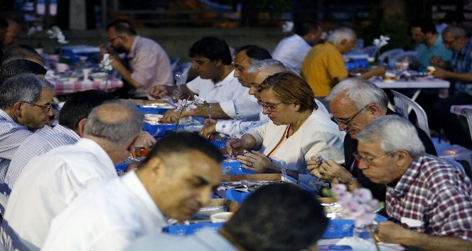 Konak Belediye Başkanı Sema Pekdaş, amatör spor kulüplerinin başkan ve yöneticileri ile iftarda buluştu