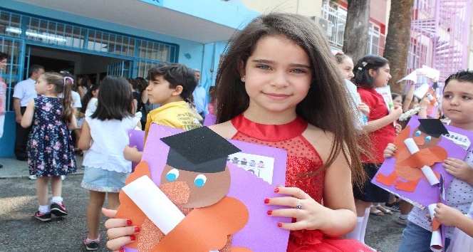 İzmir’de 684 bin 193 öğrenci karnelerini aldı