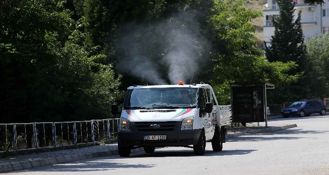 Karşıyaka Belediyesi, sokaklardaki ilaçlama çalışmalarını artırdı