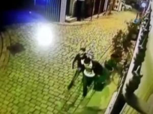 Hırsızı Suçüstü Yakaladı, Polise Teslim Etti