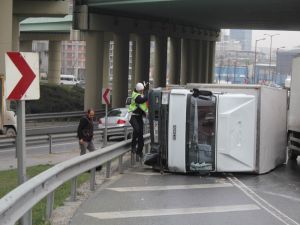 Tem’de Devrilen Kamyonetten Burnu Bile Kanamadan Çıktı