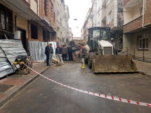 Esenler’de Bir İşçi Göçük Altında Kaldı