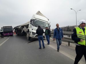 Sultanbeyli’de Tır Yan Yattı